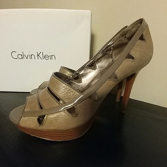 Calvin Klein Shoes - 🔥CALVIN KLEIN🔥OLIVE PATENT HEELS